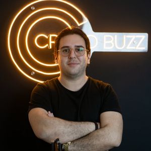 Fabricio Valdivieso, creador del curso, explicando por qué Cripto Buzz es confiable para aprender y dominar inversiones en criptomonedas.